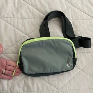 OG Green Fern / Smoked Spruce / Neo Mint lululemon Everywhere Belt Bag 1L